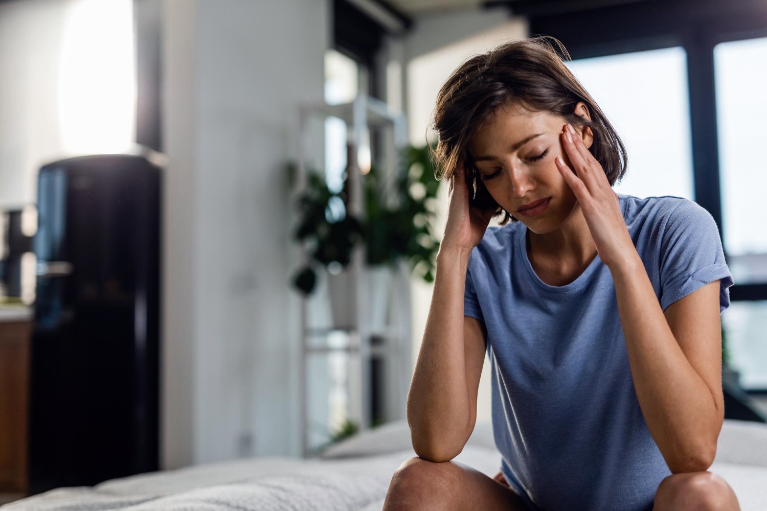 Person surrounded by black arrows showing anxiety